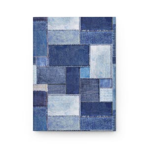 Puede incluir: Un diario rectangular con un diseño de patchwork de mezclilla. La cubierta presenta varias tonalidades de piezas de tela vaquera cosidas, creando un patrón texturizado y visualmente atractivo. El diario es un cuaderno.