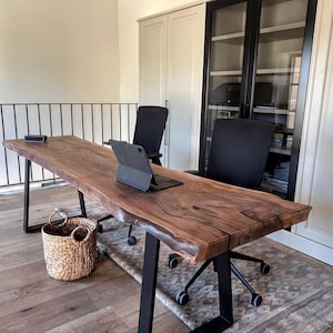Notenhouten bureau, massief hout met natuurlijke rand | Moderne stalen poten, werkruimte op maat