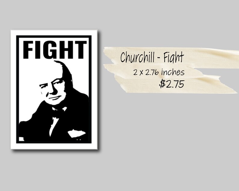 Puede incluir: Ilustraci&oacute;n en blanco y negro de Winston Churchill con la palabra "FIGHT" en letras negritas encima de &eacute;l. La imagen est&aacute; enmarcada con un borde blanco.