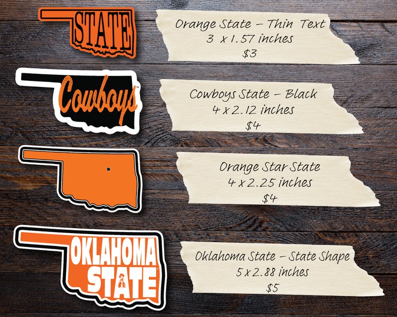 Puede incluir: Cuatro pegatinas diferentes con el tema de la Universidad Estatal de Oklahoma. Las pegatinas tienen todas la forma del estado de Oklahoma. La primera pegatina es naranja con el texto "STATE" en negro. La segunda pegatina es negra con el texto "Cowboys" en blanco. La tercera pegatina es naranja con una peque&ntilde;a estrella negra en el centro. La cuarta pegatina es naranja con el texto "OKLAHOMA STATE" en blanco.