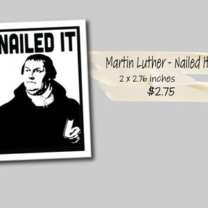 Puede incluir: Ilustraci&oacute;n en blanco y negro de Mart&iacute;n Lutero con el texto "NAILED IT" encima. La imagen es una pegatina que mide 2 x 2,76 pulgadas y cuesta 2,75 $.