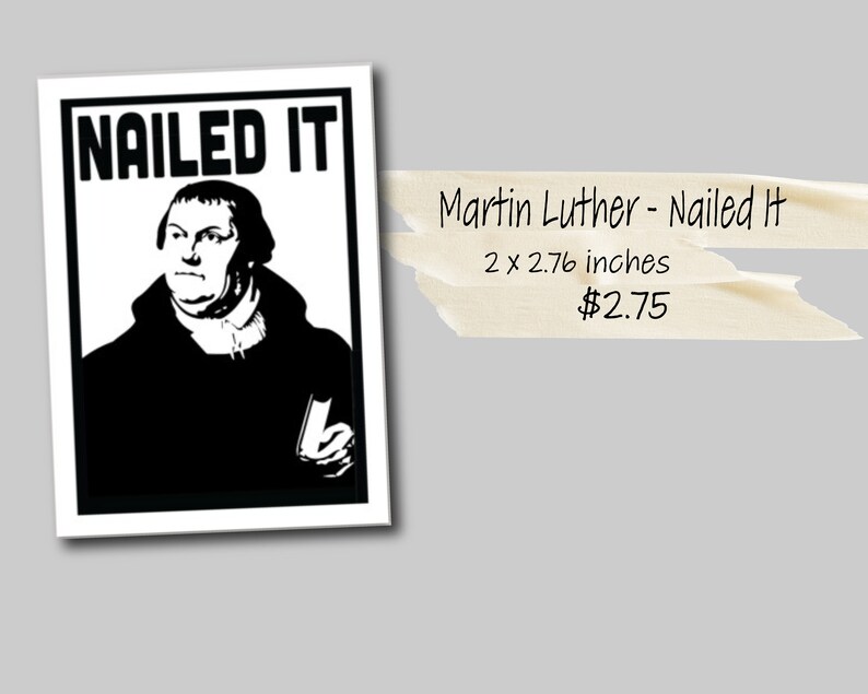 Puede incluir: Ilustraci&oacute;n en blanco y negro de Mart&iacute;n Lutero con el texto "NAILED IT" encima. La imagen es una pegatina que mide 2 x 2,76 pulgadas y cuesta 2,75 $.