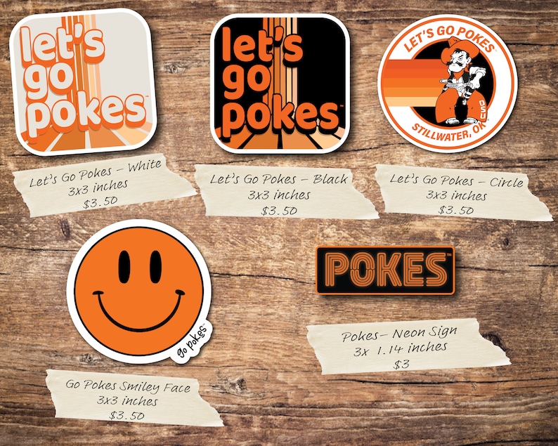 Puede incluir: Surtido de pegatinas con la frase "Let's Go Pokes" en varios dise&ntilde;os, incluyendo una cara sonriente, un c&iacute;rculo con un personaje de dibujos animados y un letrero de ne&oacute;n. Las pegatinas miden 7,62 cm x 7,62 cm y est&aacute;n disponibles en blanco, negro y naranja.