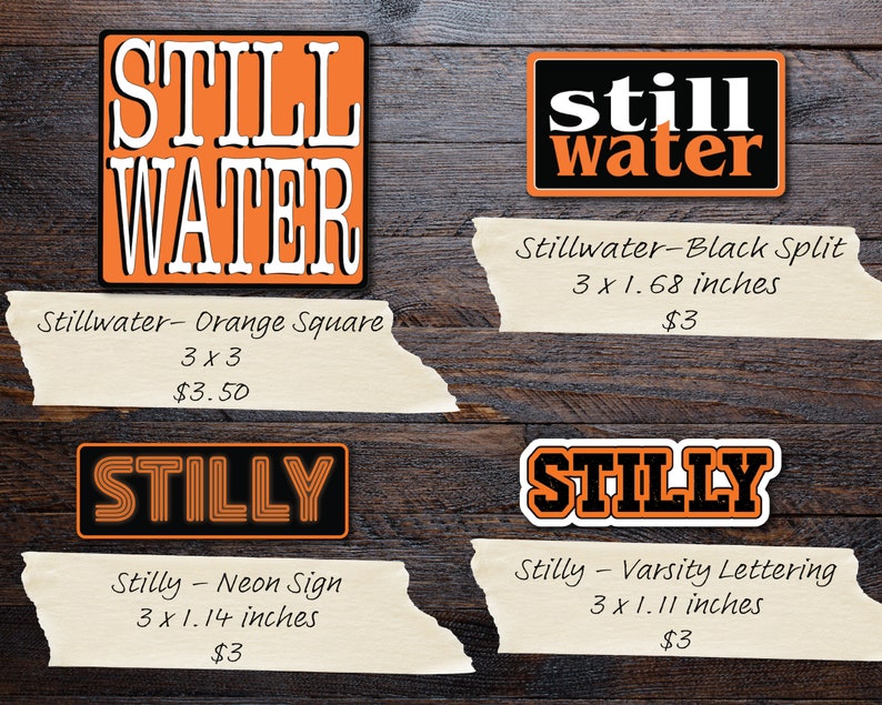 Puede incluir: Cuatro dise&ntilde;os de calcoman&iacute;as diferentes con las palabras "Stillwater" y "Stilly" en letras negras y naranjas sobre un fondo negro o naranja. Las calcoman&iacute;as est&aacute;n disponibles en varios tama&ntilde;os, que incluyen 3 x 3 pulgadas, 3 x 1,68 pulgadas y 3 x 1,14 pulgadas.