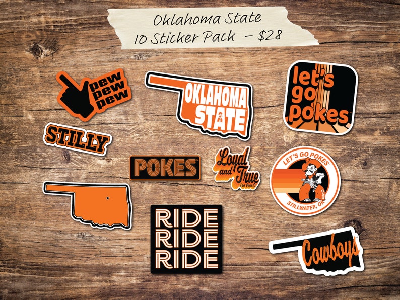 Puede incluir: Un conjunto de 10 pegatinas naranjas y negras con logotipos y lemas de la Universidad Estatal de Oklahoma. Las pegatinas incluyen las palabras "Oklahoma State", "Pokes", "Let's Go Pokes", "Stillwater, OK", "Loyal and True", "Ride Ride Ride", "Cowboys" y "Pew Pew Pew".