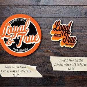 Puede incluir: Dos pegatinas de vinilo naranja y negro con el texto "Loyal & True" en una fuente estilizada. La pegatina m&aacute;s grande es un c&iacute;rculo con el texto "Ever you'll find us" y "To our alma mater" que rodea el texto principal. La pegatina m&aacute;s peque&ntilde;a est&aacute; troquelada y tiene el texto "(so true!)" debajo del texto principal. Las pegatinas se muestran sobre un fondo de madera.