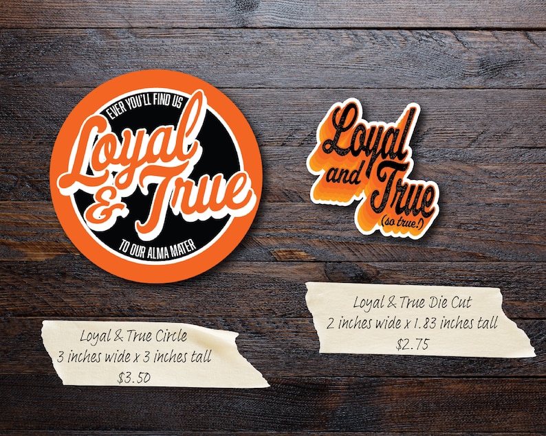 Puede incluir: Dos pegatinas de vinilo naranja y negro con el texto "Loyal & True" en una fuente estilizada. La pegatina m&aacute;s grande es un c&iacute;rculo con el texto "Ever you'll find us" y "To our alma mater" que rodea el texto principal. La pegatina m&aacute;s peque&ntilde;a est&aacute; troquelada y tiene el texto "(so true!)" debajo del texto principal. Las pegatinas se muestran sobre un fondo de madera.