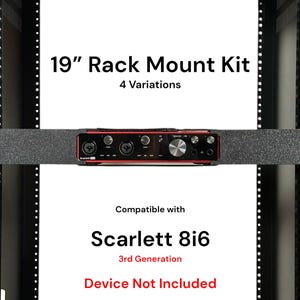 Pode incluir: Um kit de montagem em rack de 19 polegadas para a interface de áudio Scarlett 8i6 de 3.ª geração. O kit inclui um suporte de montagem em rack de metal preto com uma tira de espuma preta. O texto "19" Rack Mount Kit" e "4 Variations" é exibido acima do suporte de montagem em rack. O texto "Compatível com Scarlett 8i6 3.ª geração" e "Dispositivo não incluído" é exibido abaixo do suporte de montagem em rack.