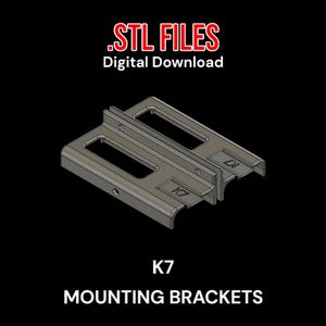 Puede incluir: Un soporte de montaje impreso en 3D para un modelo K7. El soporte es gris y tiene una forma rectangular con dos agujeros. El texto "K7" es visible en el soporte. Archivos STL para descarga digital.