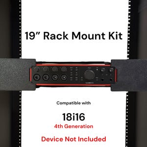 Pode incluir: Kit de montagem em rack preto de 19 polegadas com uma interface de áudio vermelha e preta. O kit foi projetado para o dispositivo 18i16 de 4ª geração. O texto na imagem diz "Dispositivo não incluído."