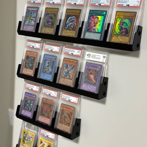 Espositore TCG espandibile per carte Beckett, PSA, BCCG – Montaggio su scrivania o a parete – Strisce di comando incluse – Adatto a custodie rigide – 3 misure