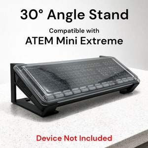 Peut inclure: Un support angulaire noir à 30 degrés conçu pour l'ATEM Mini Extreme. Le support est doté d'un couvercle transparent et est conçu pour maintenir l'appareil incliné. Le texte "Device Not Included" est visible.