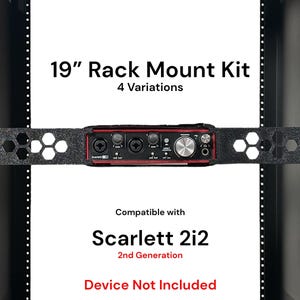 Pode incluir: Um kit de montagem em rack de 19" para uma interface de áudio Scarlett 2i2 de 2.ª geração. O kit inclui dois suportes metálicos pretos com recortes hexagonais. A interface de áudio não está incluída.