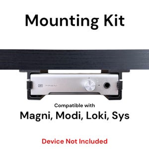 Puede incluir: Un kit de montaje con el texto "Mounting Kit" en la parte superior. Un dispositivo de audio plateado está montado debajo de una viga de madera negra. El texto "Compatible with Magni, Modi, Loki, Sys" está debajo. El texto "Device Not Included" está en la parte inferior.
