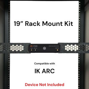 Puede incluir: Kit de montaje en rack negro de 19 pulgadas (48 cm) con el texto "19" Rack Mount Kit". Compatible con IK ARC. Las palabras "Device Not Included" son rojas. El rack tiene un diseño de panal.