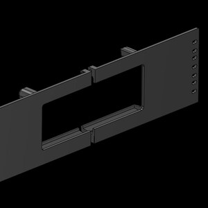 Puede incluir: Una placa de montaje rectangular negra que presenta un recorte rectangular central y una serie de pequeños orificios circulares alineados verticalmente a lo largo de los bordes izquierdo y derecho. Incluye dos soportes en la parte trasera.