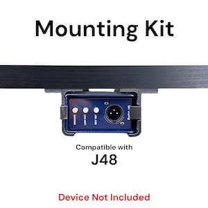 Puede incluir: Un kit de montaje negro para un micrófono azul. El kit es compatible con el micrófono J48. El texto "Device Not Included" está impreso debajo del micrófono.