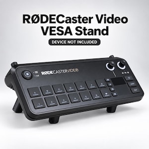 Könnte beinhalten: Eine schwarze RØDECaster Video-Produktionskonsole mit einem Tastenfeld beschriftet mit A-G und 1-6, zwei Drehreglern, einem kleinen Bildschirm und einem Ein-/Ausschalter. Der Text RØDECaster Video VESA Stand und DEVICE NOT INCLUDED ist zu sehen.