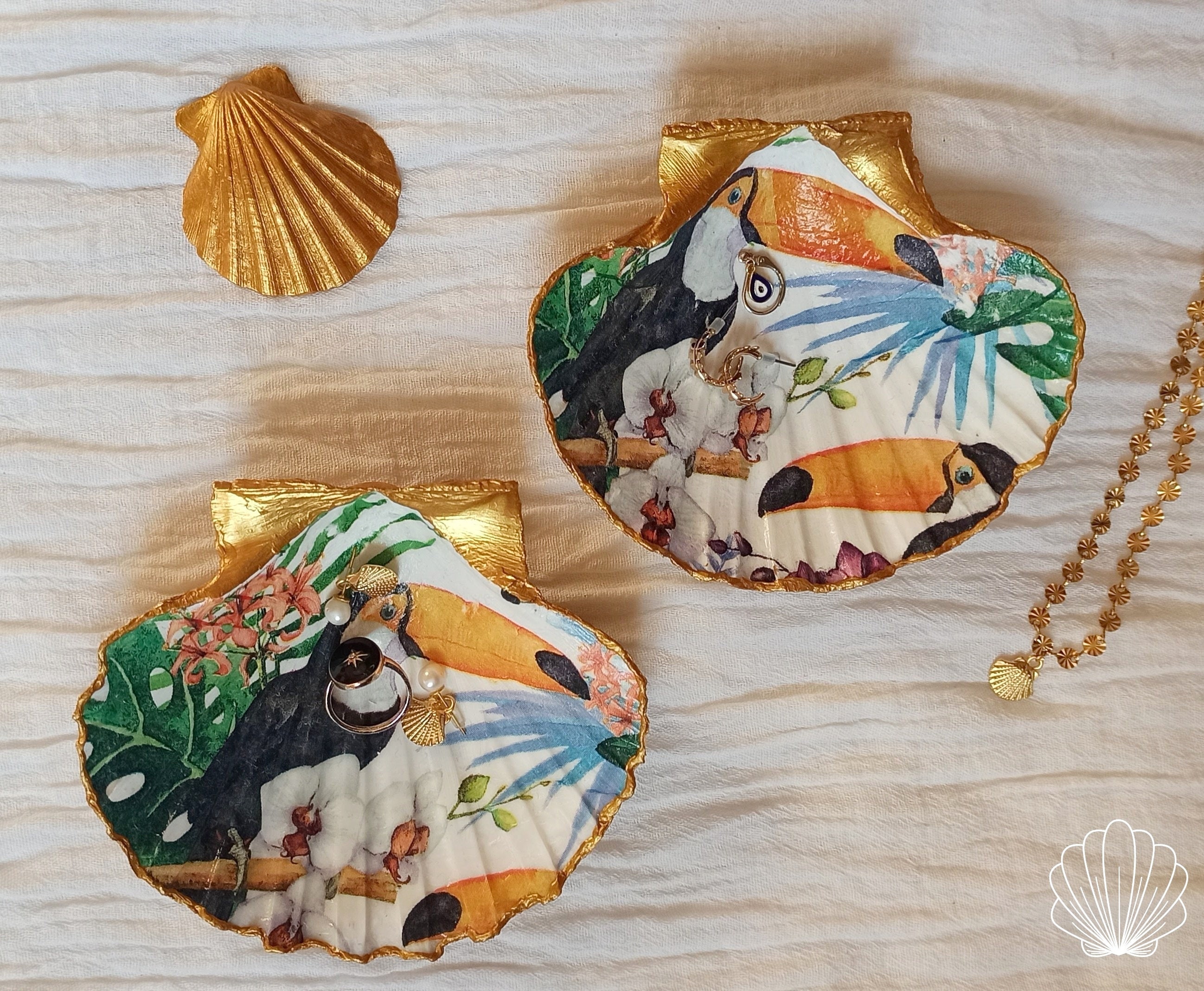 Coupelle à Bijoux Dorée en Coquillage Motif Toucan