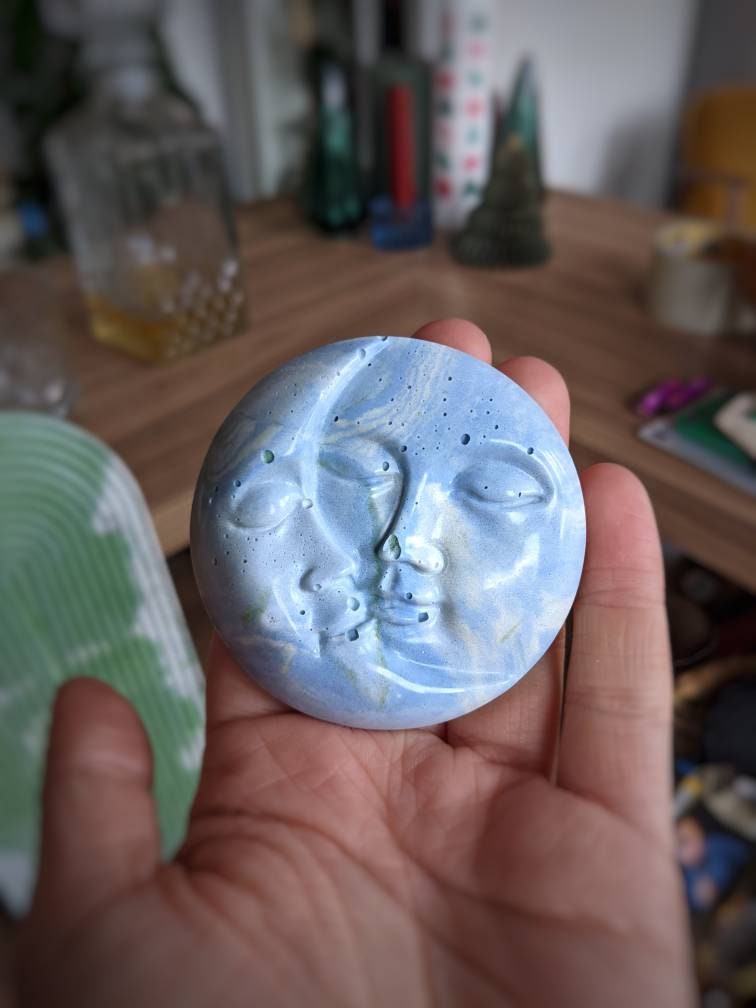 Objet Décoratif Statuette Moon & Sun, Lune et Soleil, en Béton Pigment Bleu Blanc Marbré