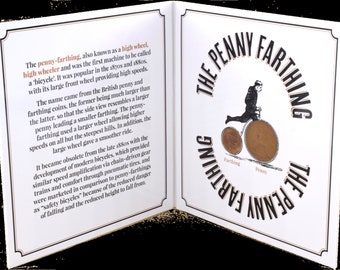 Puede incluir: Una ilustración vintage de una bicicleta penny-farthing con el texto "The Penny Farthing" en un círculo alrededor de la imagen. La bicicleta tiene una rueda delantera grande y una rueda trasera más pequeña. El ciclista lleva un traje negro y un sombrero.