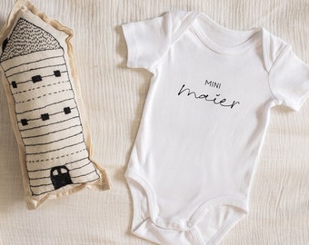 Mini Nachname Babybody Baby Body Personalisiert mit Namen | Schwangerschaft verkünden Bodysuit Geburt Babygeschenk Geburtsgeschenk