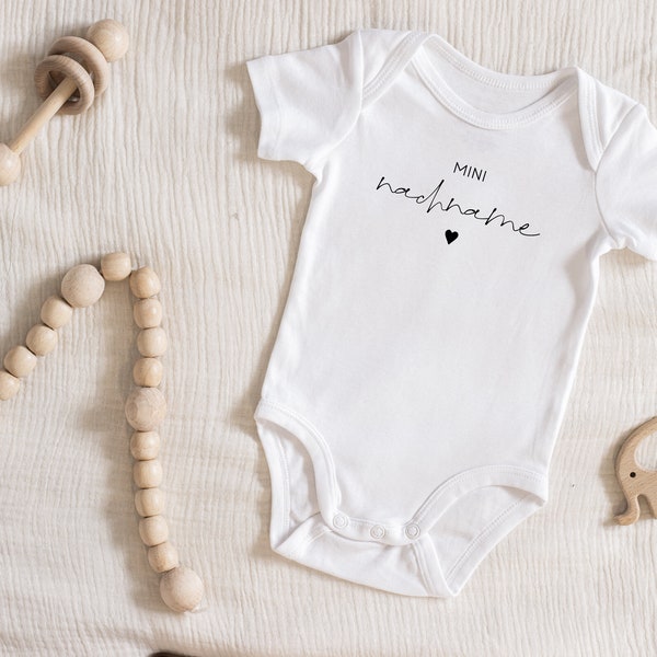 Mini Nachname Babybody Baby Body Personalisiert mit Namen | Schwangerschaft verkünden Bodysuit Geburt Babygeschenk Geburtsgeschenk