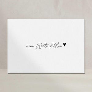 Könnte beinhalten: Eine weiße Karte mit dem Schriftzug "wenn Worte fehlen" in schwarzer Schrift, gefolgt von einem kleinen schwarzen Herz. Das minimalistische Design eignet sich für verschiedene Anlässe.