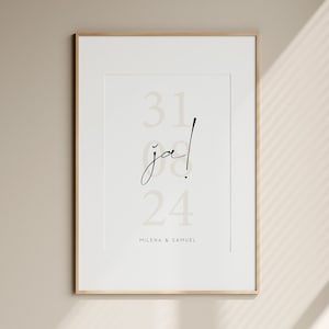 Könnte beinhalten: Ein weißer gerahmter Druck mit den Zahlen 31, 06, 24 und dem Wort "ja!" in schwarzer Schrift. Der Text "Milena & Samuel" ist unter den Zahlen gedruckt.