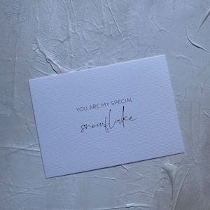 Könnte beinhalten: Weiße Karte mit schwarzem Text, der "Du bist mein besonderer Schneeflocke" lautet.