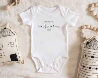 Babybody New to the Crew Baby Body Personalisiert mit Namen | Schwangerschaft Verkünden Bodysuit Geburt Babygeschenk Geburtsgeschenk