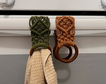 Soporte para toallas de cocina / Colgador de toallas de macramé / Decoración de cocina bohemia / Decoración bohemia / Almacenamiento de cocina / Soporte para toallas de mano de baño / Hecho a mano único