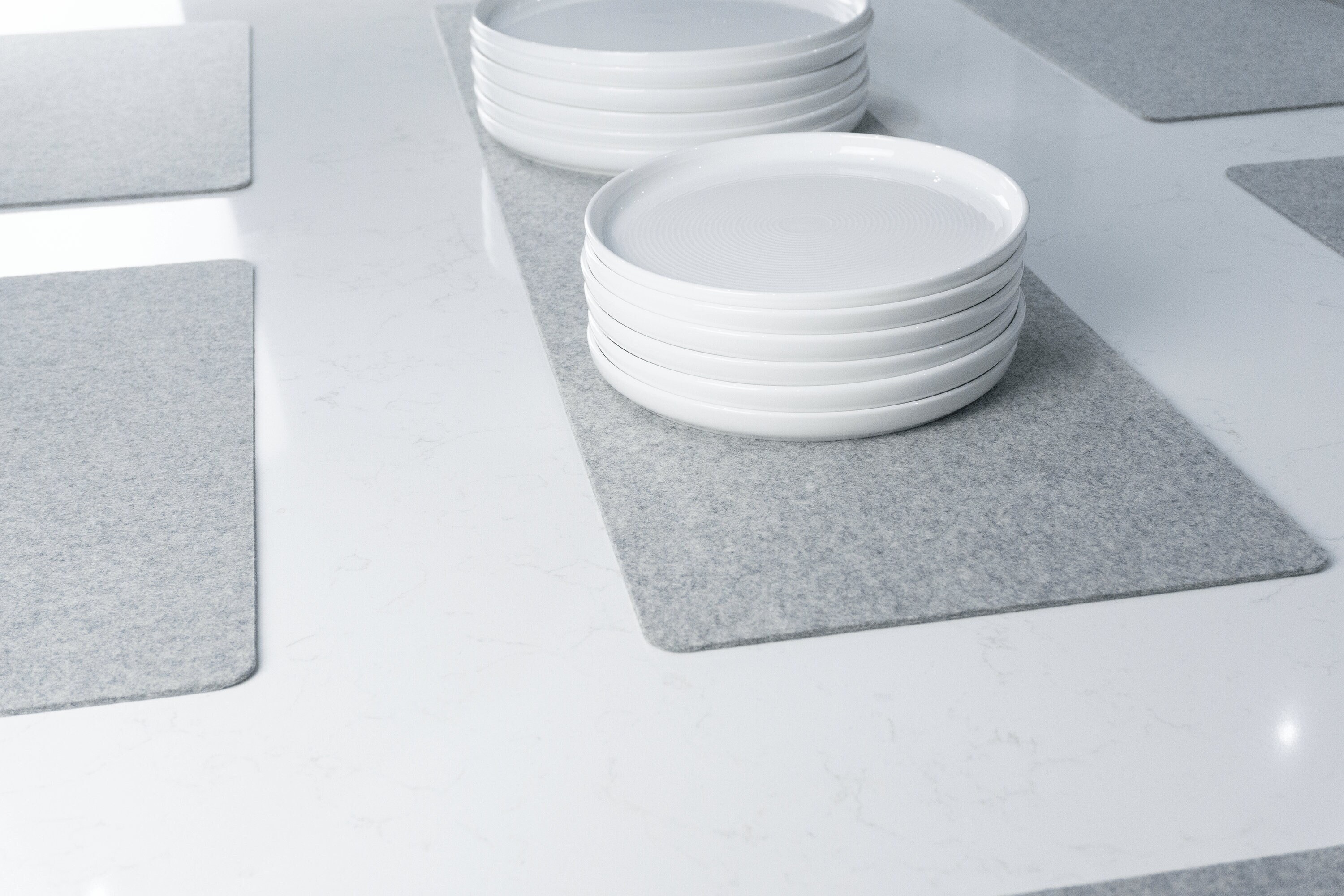 Camino de mesa de lana merino, gris y negro - Camino de mesa de fieltro suave - Protector de mesa de comedor resistente al calor - Decoración de mesa moderna y natural
