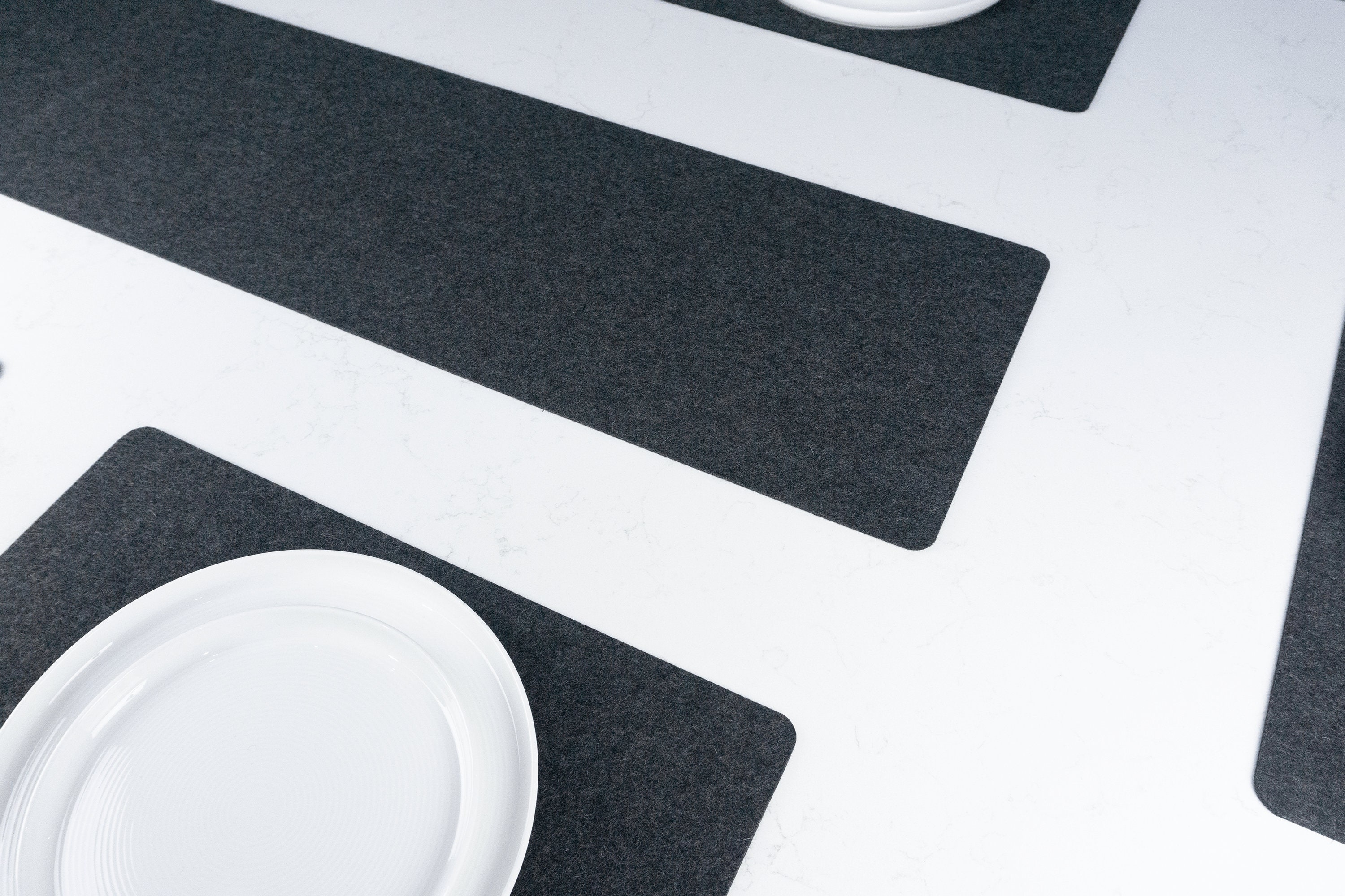 Runner Da Tavolo In Feltro Traforato 102x29 Cm – Grigio Scuro, Antigraffio E Termico