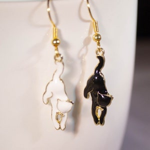 Hanging Climbing Cat Dangle Earrings, Drop Enamal Charm Cat Earrings for Gift Idea, Gold Black and White Cat Hanging Earrings
