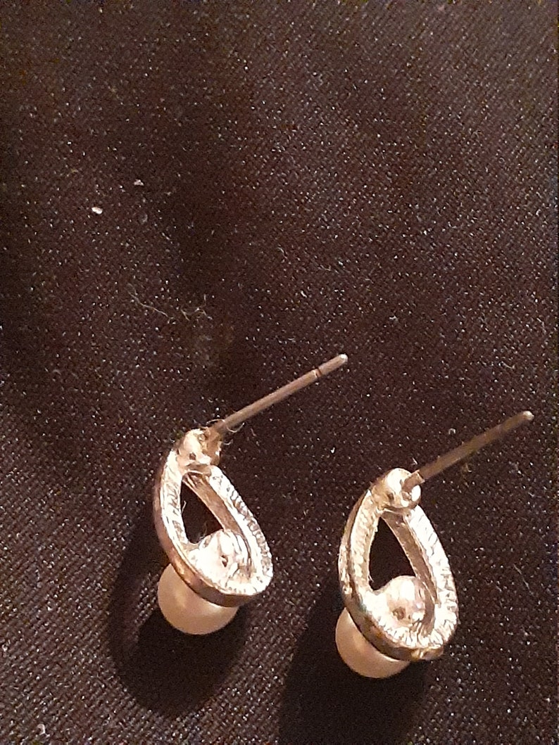 Avon teardrop earrings with enclosed pearl