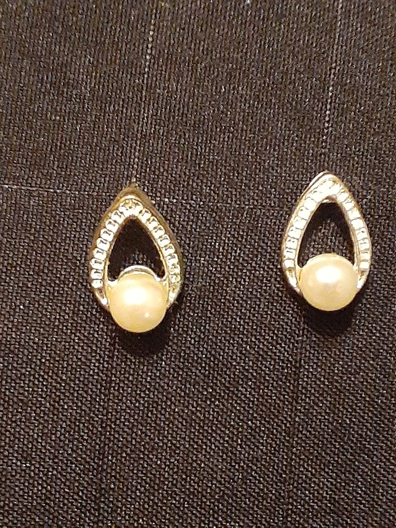 Avon teardrop earrings with enclosed pearl