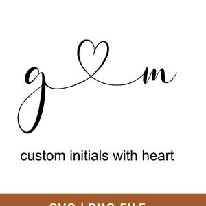 Peut inclure: Initiales cursives noires "g" et "m" reliées par un cœur. Le texte "custom initials with heart" est en dessous. Le bas de l'image contient le texte "SVG | PNG FILE".