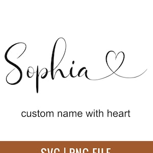 Peut inclure: Texte noir en cursive "Sophia" avec un symbole de cœur. En dessous, le texte indique "custom name with heart". En bas, le texte indique "SVG | PNG FILE". Le fond est blanc.