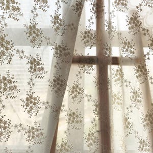 Pu&ograve; includere: Un cartello in legno rustico con la scritta "Welcome to our home" in lettere bianche. Il cartello presenta una finitura invecchiata e un design semplice e invitante, perfetto per un portico o un ingresso.