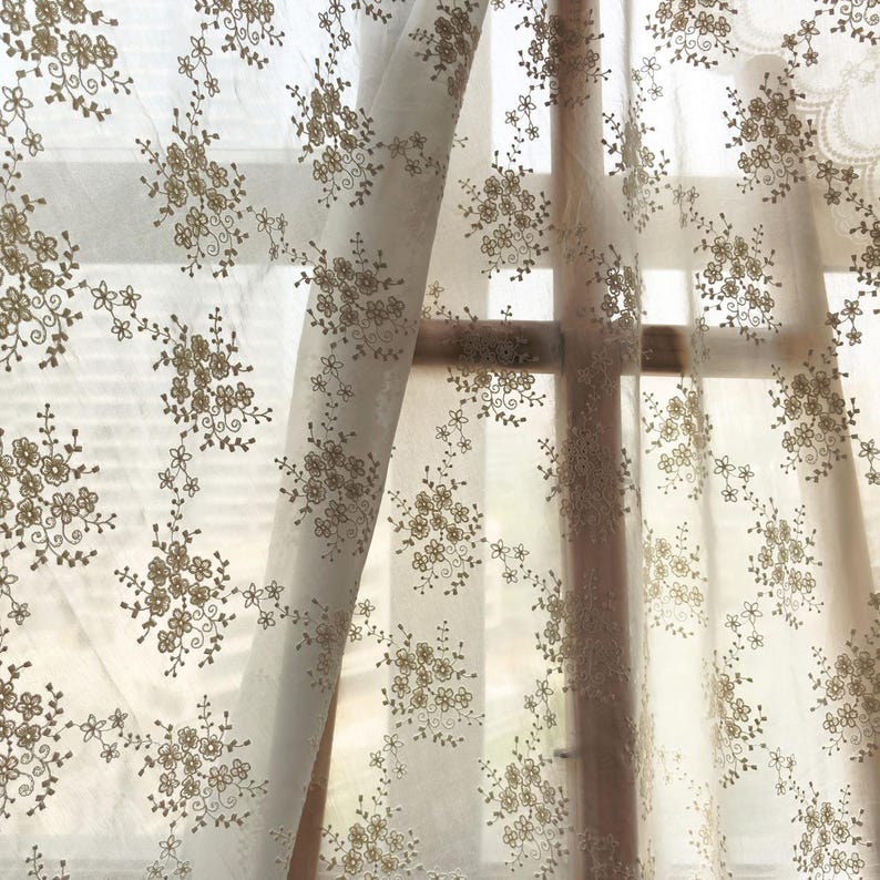 Pu&ograve; includere: Un cartello in legno rustico con la scritta "Welcome to our home" in lettere bianche. Il cartello presenta una finitura invecchiata e un design semplice e invitante, perfetto per un portico o un ingresso.