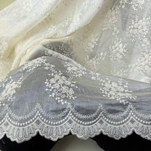 Pu&ograve; includere: Un set di tre tazze in ceramica con finitura opaca e macchiettata. Le tazze sono nei toni del crema, grigio chiaro e grigio scuro. Ogni tazza ha un design semplice e moderno e un manico arrotondato.