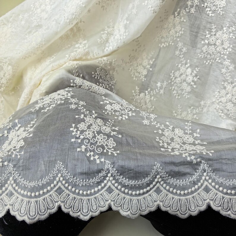 Pu&ograve; includere: Un set di tre tazze in ceramica con finitura opaca e macchiettata. Le tazze sono nei toni del crema, grigio chiaro e grigio scuro. Ogni tazza ha un design semplice e moderno e un manico arrotondato.