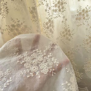 Pu&ograve; includere: Un set di tre tazze in ceramica con finitura opaca e macchiettata. Le tazze sono nei toni del crema, grigio chiaro e grigio scuro. Ogni tazza ha un design semplice e minimalista.