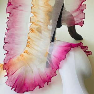 Könnte beinhalten: Eine weiße Keramik-Tasse mit schwarzem Henkel und dem Text "But First, Coffee" in fetter, schwarzer Schrift. Die Tasse steht vor einem verschwommenen Hintergrund, der ihr schlichtes Design hervorhebt.