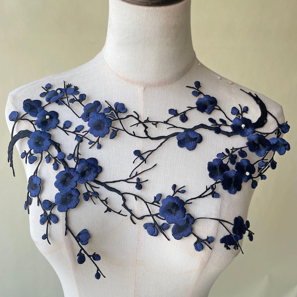 Kantappliqué met pruimenbloesemborduurwerk: opstrijkbare bloempatch voor kostuumontwerp