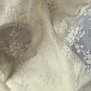 Pu&ograve; includere: Una tazza di ceramica bianca con manico nero e la scritta "But first, coffee" in nero, con un carattere a mano. La tazza &egrave; su una superficie bianca.