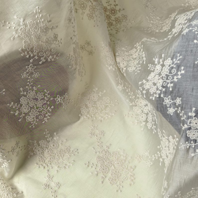 Pu&ograve; includere: Una tazza di ceramica bianca con manico nero e la scritta "But first, coffee" in nero, con un carattere a mano. La tazza &egrave; su una superficie bianca.