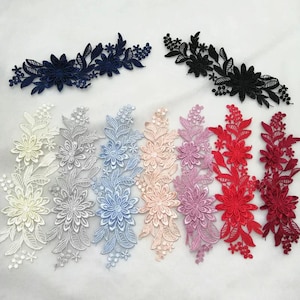 Könnte beinhalten: Eine Auswahl an floralen Spitzenapplikationen in verschiedenen Farben: Weiß, Grau, Blau, Pfirsich, Rosa, Rot und Schwarz. Jede Applikation zeigt detaillierte Blumen- und Blattmuster, geeignet für Kleidung oder Bastelarbeiten.