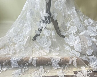 Tessuto in pizzo con ricamo floreale e paillettes: cucito fai da te per costumi e abiti